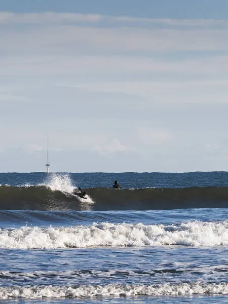 Rüzgar ve denizin doğal gücü. Rüzgar türbini ve dalgaları var..