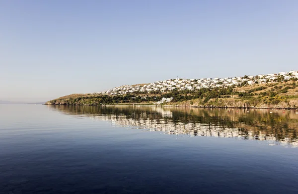 Reflet des maisons blanches dans la mer Égée — Photo