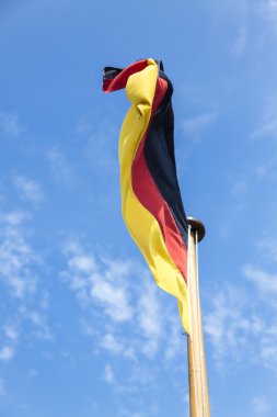 Mavi gökyüzü ile Alman bayrağı