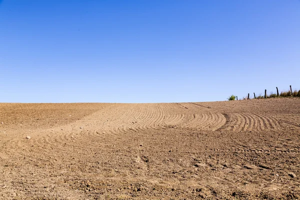 Landscape with plowed field and blue sky — Stock Photo, Image