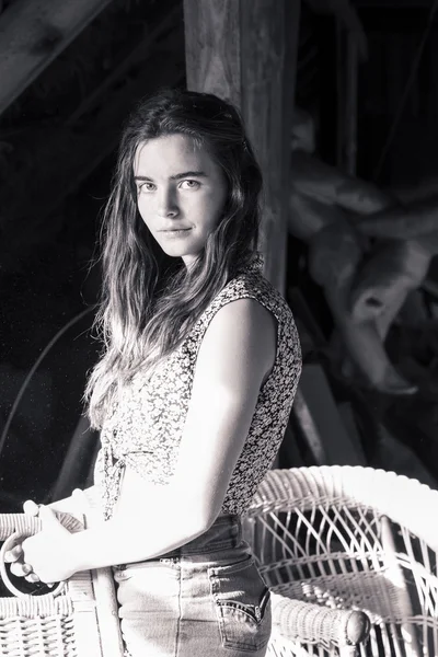 Винтажный снимок девочки-подростка с плетеным стулом — стоковое фото