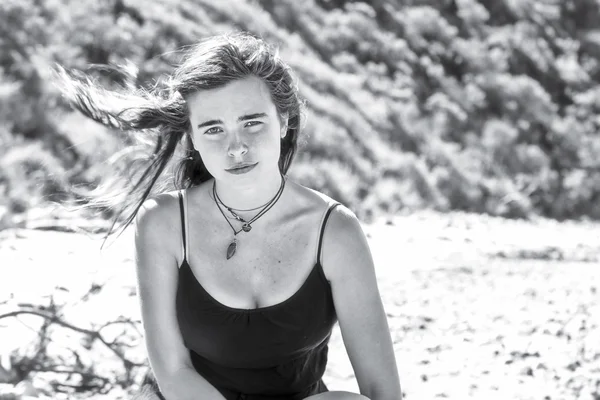 BW portrét dospívající dívky na pláži — Stock fotografie