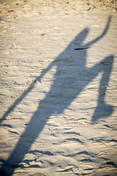 Ombra di una donna danzante in spiaggia — Foto Stock