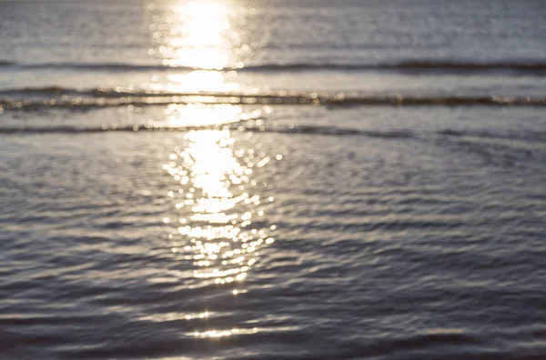 Suddig ocean bakgrund med reflektioner och bokeh — Stockfoto