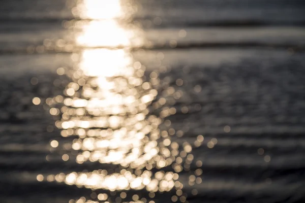 Blurred ocean background with reflections and bokeh — Stock Photo, Image