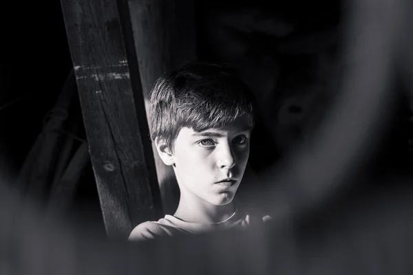 Bw retrato de un hermoso adolescente — Foto de Stock