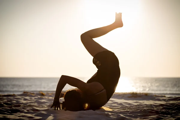 Tramonto e silhouette di un'adolescente in movimento — Foto Stock