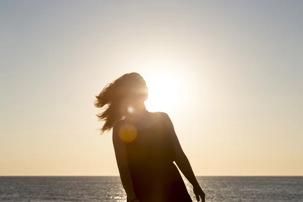 Sonnenuntergang und Silhouette eines Teenagers in Bewegung — Stockfoto