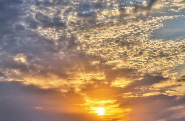 HDR colpo di tramonto con cloudscape per sfondi — Foto Stock