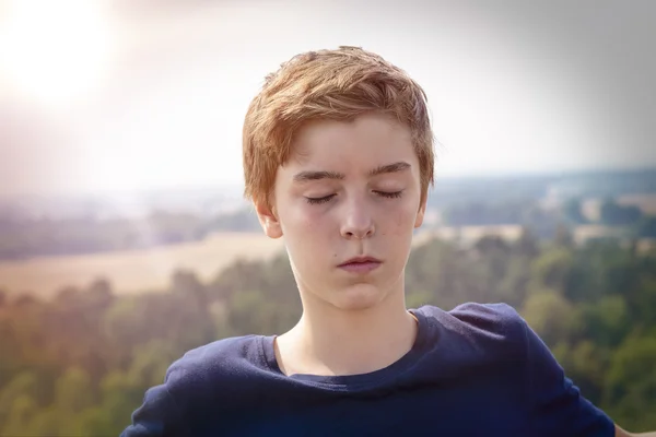 Retrato de um adolescente com olhos fechados — Fotografia de Stock