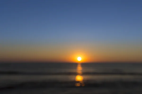 Расплывчатый закат на море для фона и композиций — стоковое фото