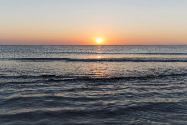 远洋山水为背景的日落 — 图库照片