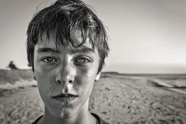 ビーチで 10 代の少年の bw の肖像画 — ストック写真