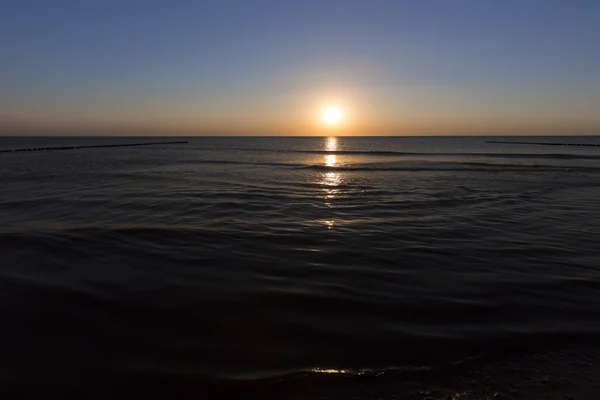 Океанский пейзаж с закатом для фона — стоковое фото