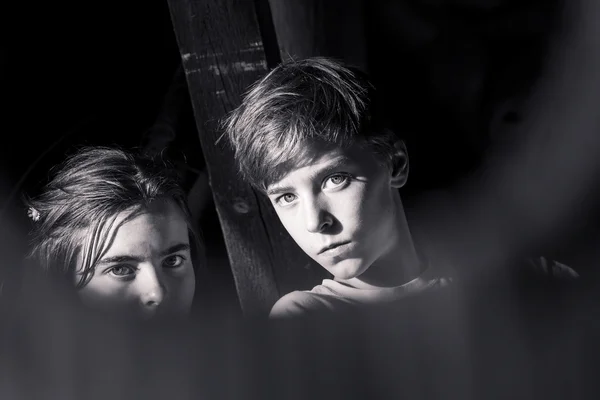 Retrato en blanco y negro de dos adolescentes — Foto de Stock