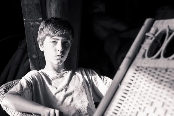 Bw Porträt eines schönen Teenagers — Stockfoto