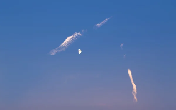 A lua durante o dia com algumas nuvens — Fotografia de Stock