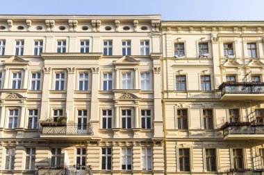 eski evleri ve Berlin Kreuzberg mavi gökyüzünde