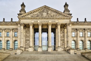 Berlin Reichstag binasının Önden Görünüm