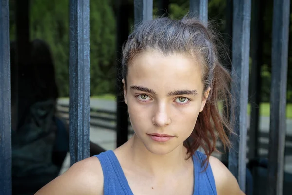 Retrato de uma bela adolescente — Fotografia de Stock