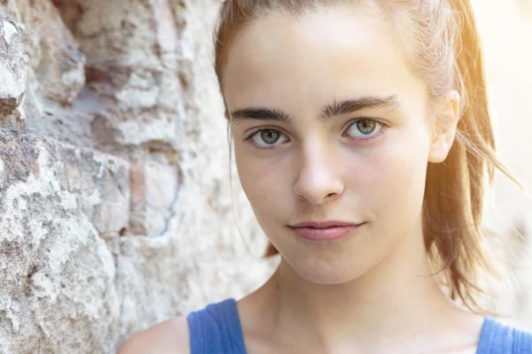 Porträt einer schönen Teenagerin, die sich an eine Wand lehnt — Stockfoto