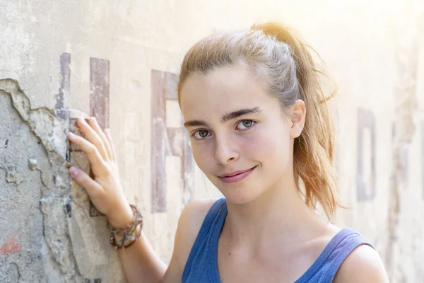 Portrait of a beautiful girl in summer — Stock Photo, Image