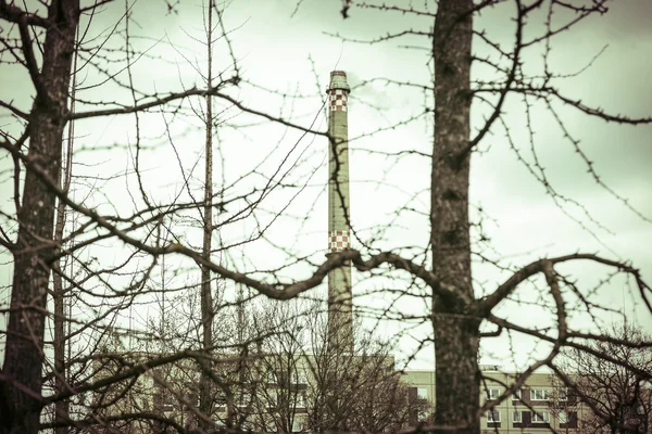 Типичный дымоход из Восточного Берлина зимой — стоковое фото