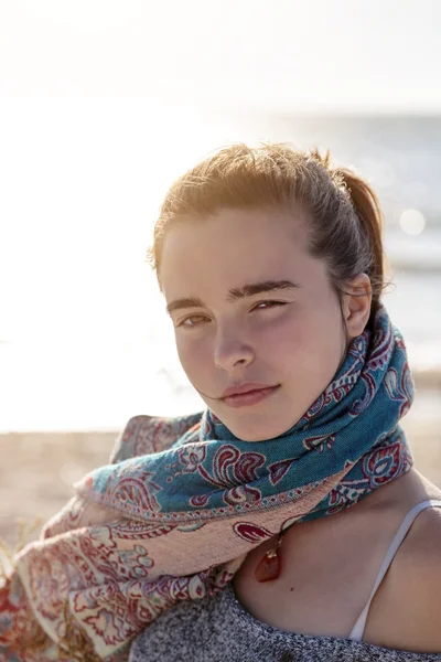 Portrait d'une adolescente à la plage — Photo