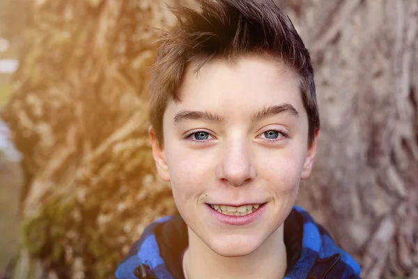 Portrait d'un adolescent souriant avec bûcheron à carreaux bleu jac — Photo