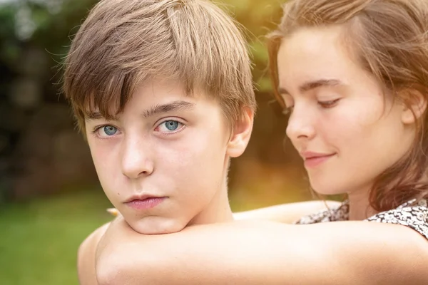 Hermana está abrazando a su hermano — Foto de Stock