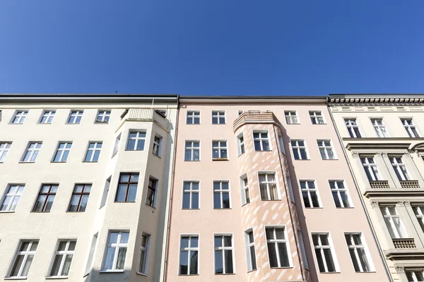 老房子和蓝蓝的天空，在柏林 Kreuzberg — 图库照片