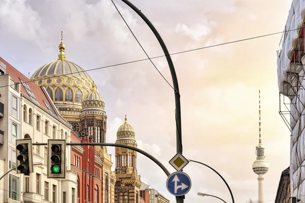 Synagoge berlin und Fernsehturm mit Ampel davor — Stockfoto