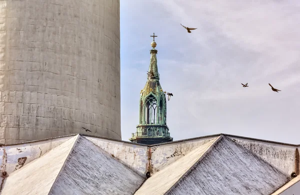 Tv Kulesi Berlin detayını St. Marien Kilisesi'nin çan kulesi ile, — Stok fotoğraf