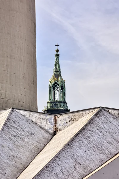 Detail des Fernsehturms berlin mit Kirchturm der Marienkirche, — Stockfoto