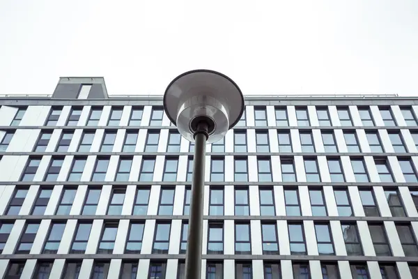 Tiro HDR de una fachada de ventana en Berlín MItte, con luz de calle — Foto de Stock