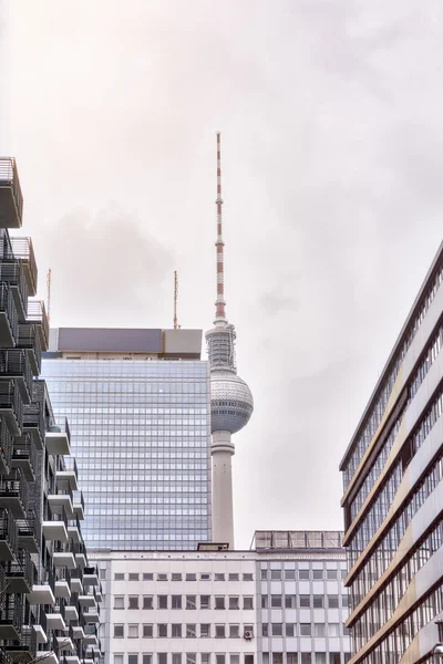 いくつかの家の背後にあるベルリンのテレビ塔 — ストック写真