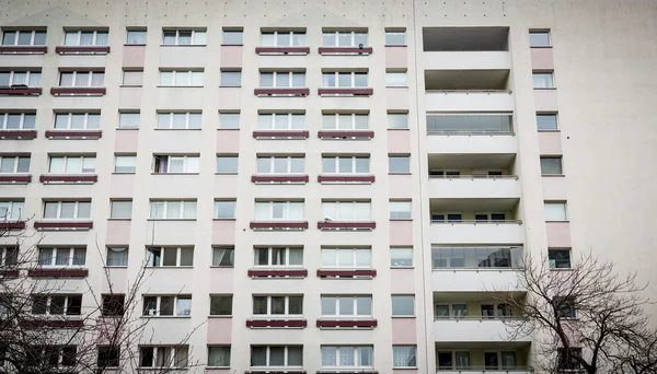 Gevel van een plattenbau op Berlijn Alexanderplatz — Stockfoto