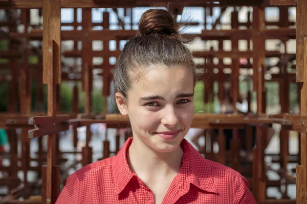 Utomhus porträtt av en tonårsflicka — Stockfoto