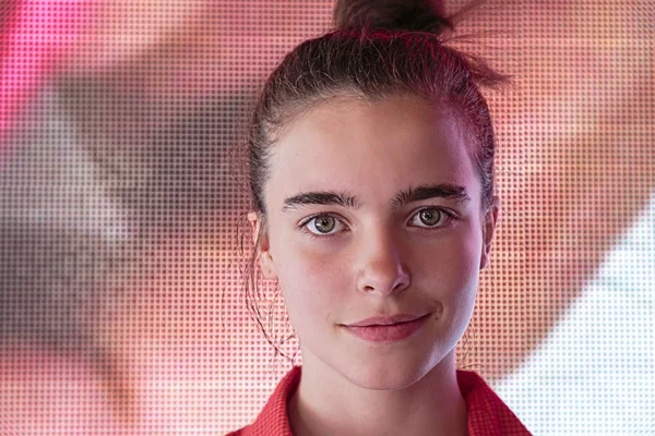 Retrato de una adolescente sonriente frente a una pantalla digital —  Fotos de Stock