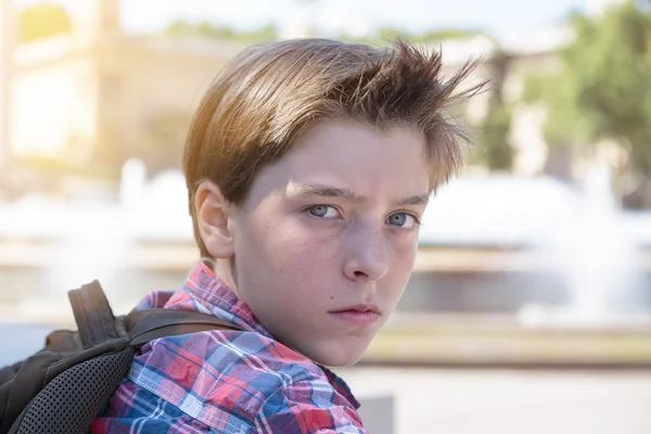 Retrato de um adolescente irritado com mochila — Fotografia de Stock