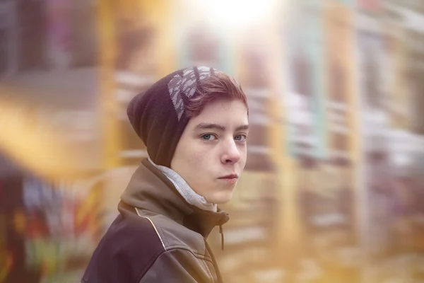 Porträtt av en vacker tonårspojke med vinterkläder — Stockfoto