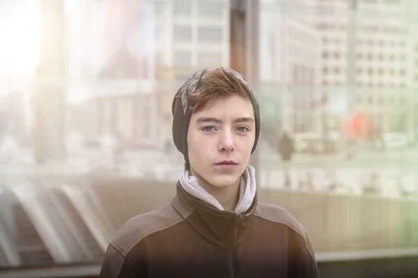 Retrato de un hermoso adolescente con ropa de invierno — Foto de Stock