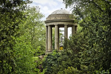 Woerlitzer Park, ağaçların arkasında Venüs Tapınağı