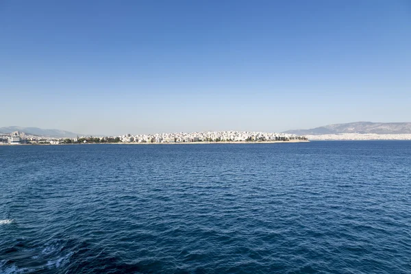 Die Skyline von Athen, von einem Boot aus gesehen — Stockfoto