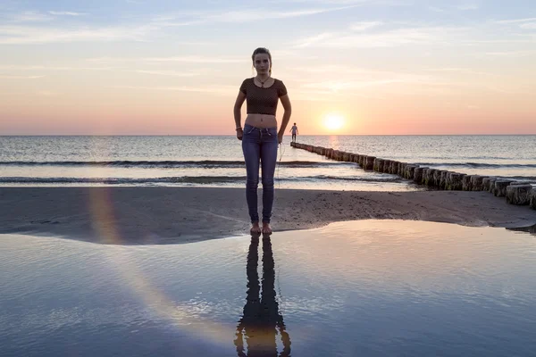 Portret nastoletnie dziewczyny na plaży o zachodzie słońca — Zdjęcie stockowe
