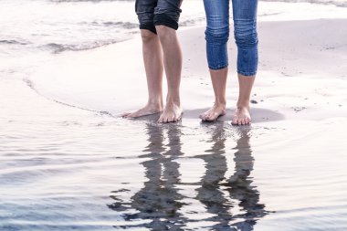 Okyanusta yansıyan çekiciyi bacaklar