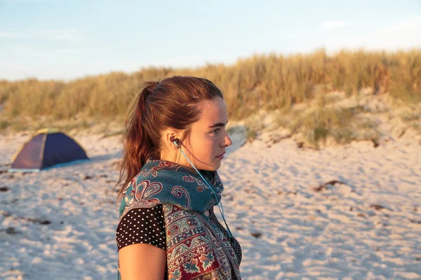 Porträt einer Frau mit Kopfhörern am Strand — Stockfoto