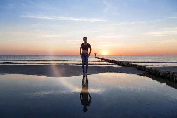 Ritratto di un'adolescente sulla spiaggia al tramonto — Foto Stock