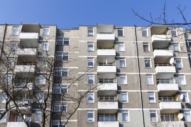 Berlin Kreuzberg mavi gökyüzü ile Plattenbau