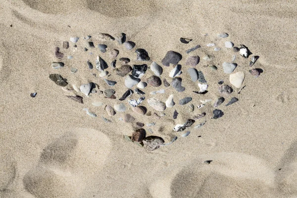 Forme de coeur à la plage faite de cailloux — Photo